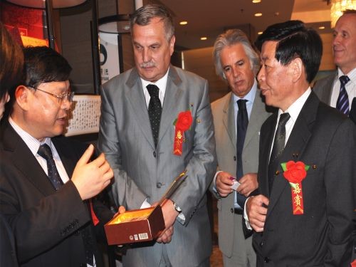 羅馬尼亞湖南黑茶推介會上，周重旺董事長在向客商介紹臻藏茯茶_副本